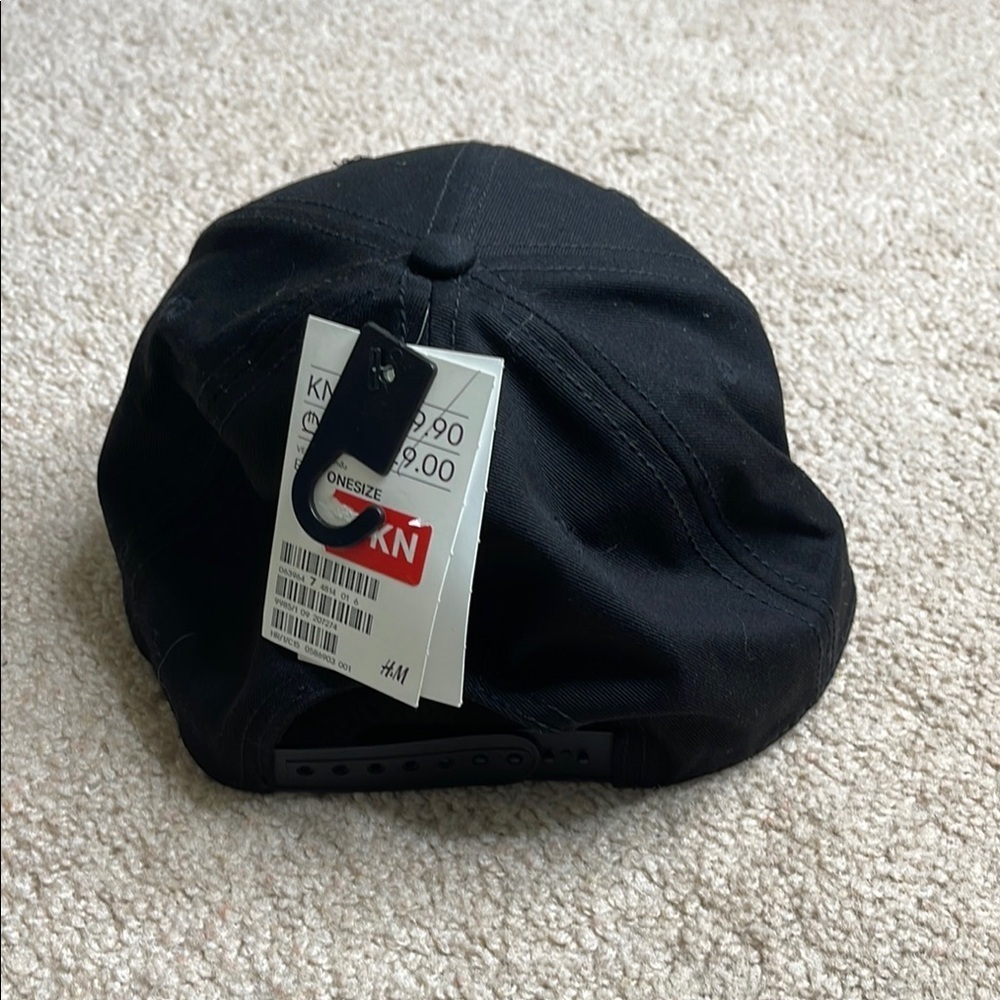 NWT H&M Black and Red Snapback Hat with Two-Tone Design - Picture 3 of 3
